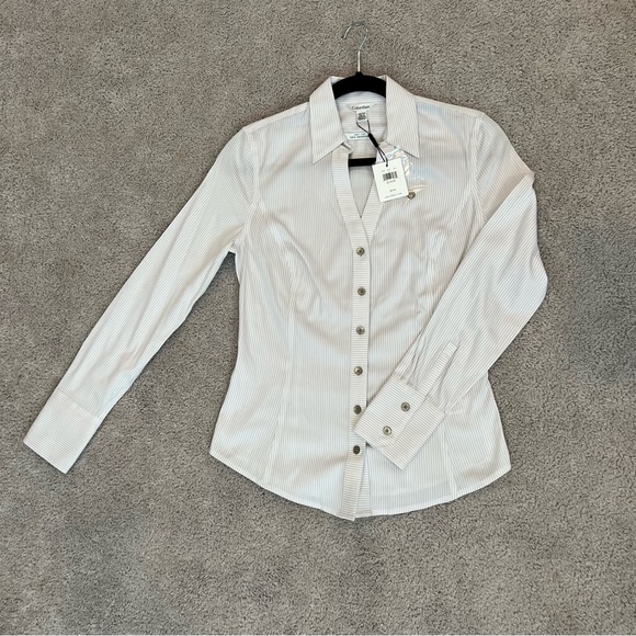 Calvin Klein Tops - Structured button down work shirt perfect for layering!